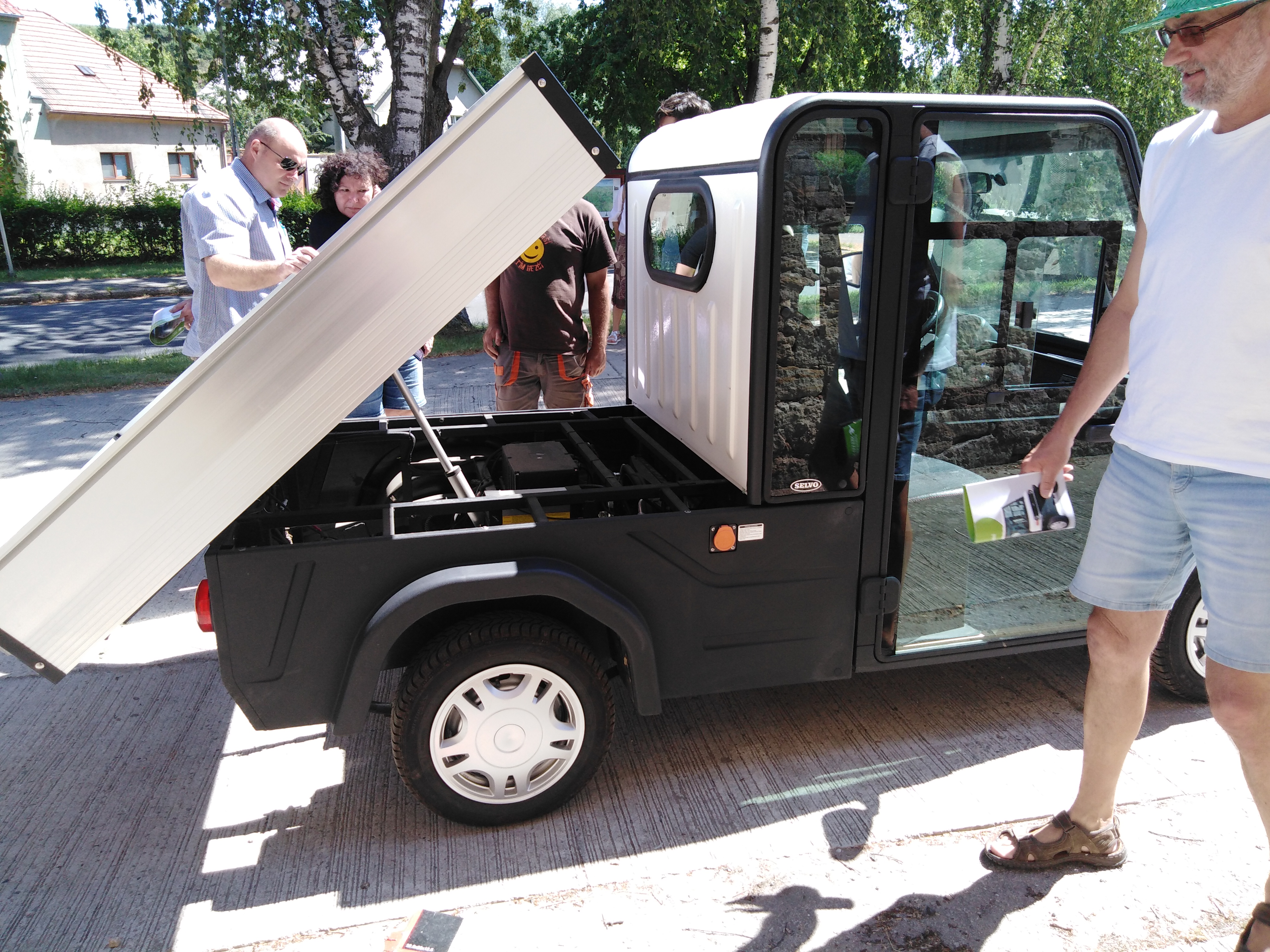 Elektromobil Selvo S2.DCH se sklopeným nákladovým prostorem na předváděcí akci v Přistoupimi